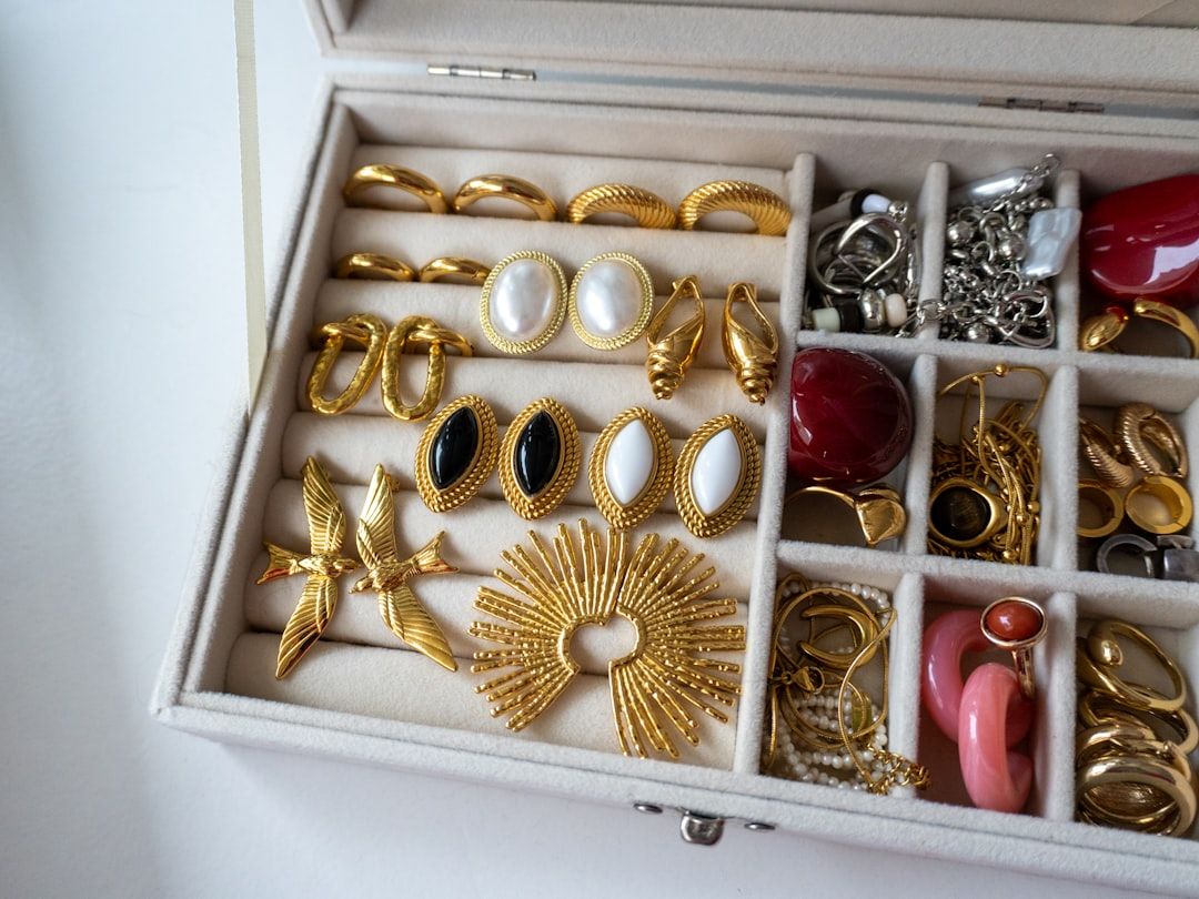 Ett smyckeskrin fyllt med vintage guldsmycken och örhängen.