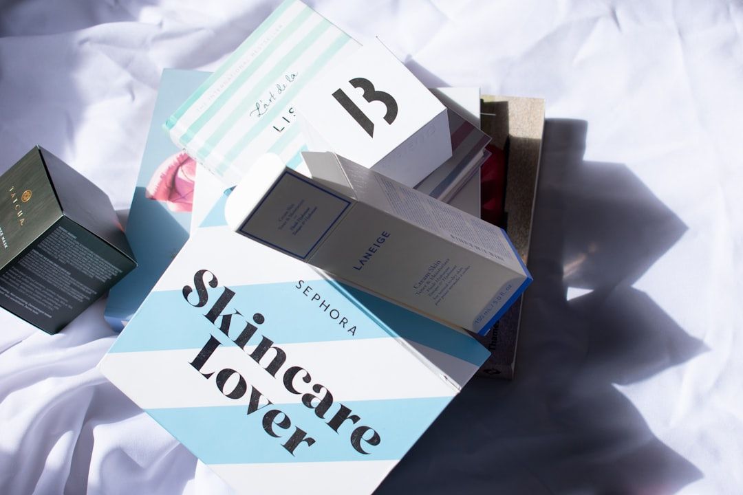 Skönhetsprodukter från Sephora och Laneige staplade på en ljus yta.